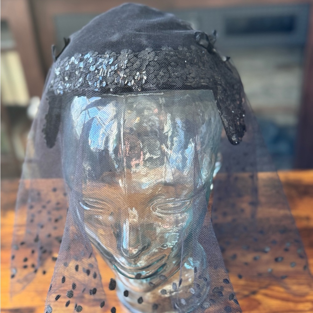 Vintage Elegant Black polka dot lace veil sequined, velvet fascinator - Picture 2 of 12